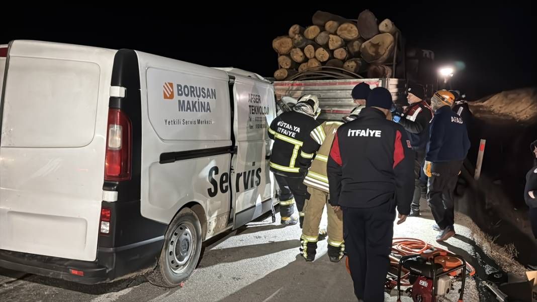 TIR’a çarpan kamyonet bu hale geldi: 1 ölü, 1 ağır yaralı 4